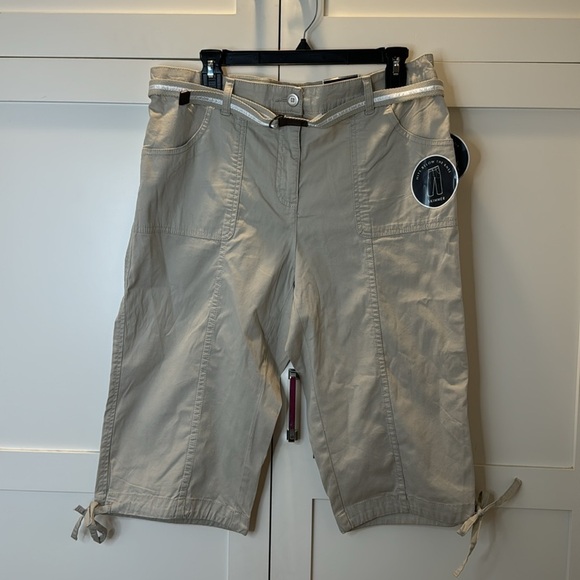 NWT Karen Scott khaki Tummy Control “Skimmer” Capris Size 12 w/ Matching Belt - Picture 2 of 8